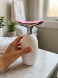 Masajeador LED Cuello y Mandíbula Piel de Luz — EMS, Iones y Fototerapia Antiedad