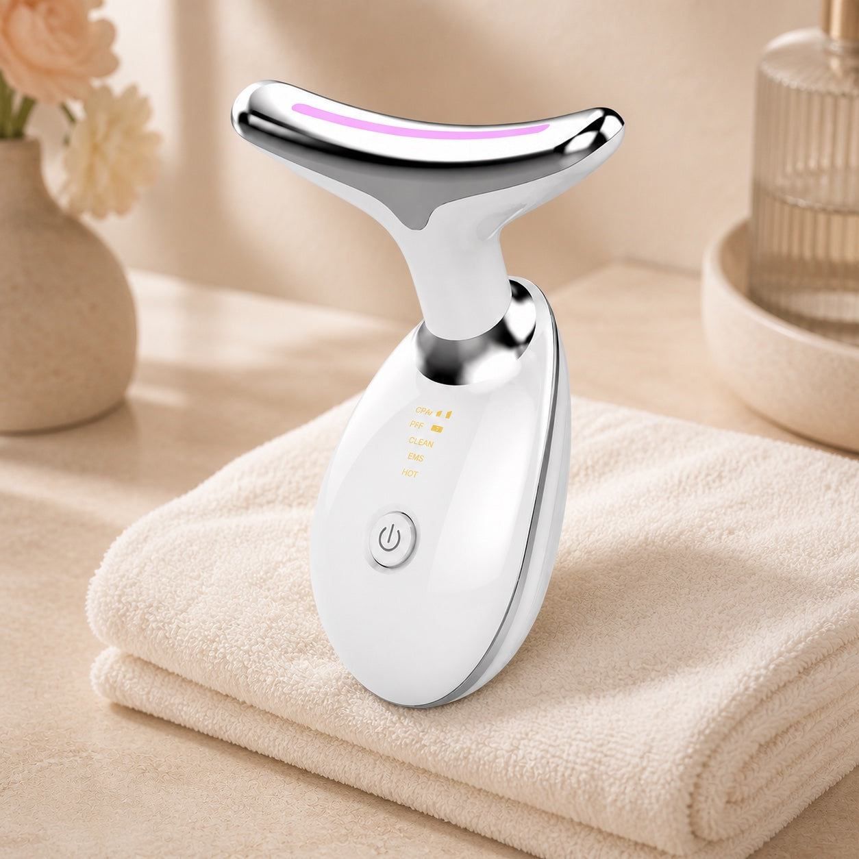 Masajeador LED sobre una toalla de baño