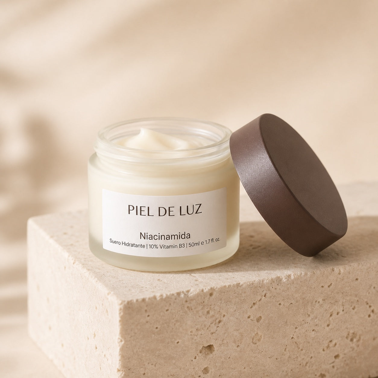 Crema con niacinamida en una escena editorial